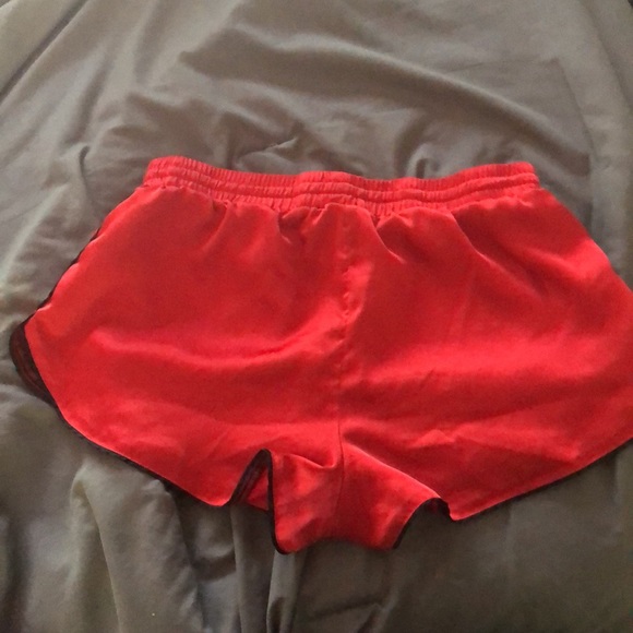 Large red silk shorts with black trimmings - Picture 3 of 3